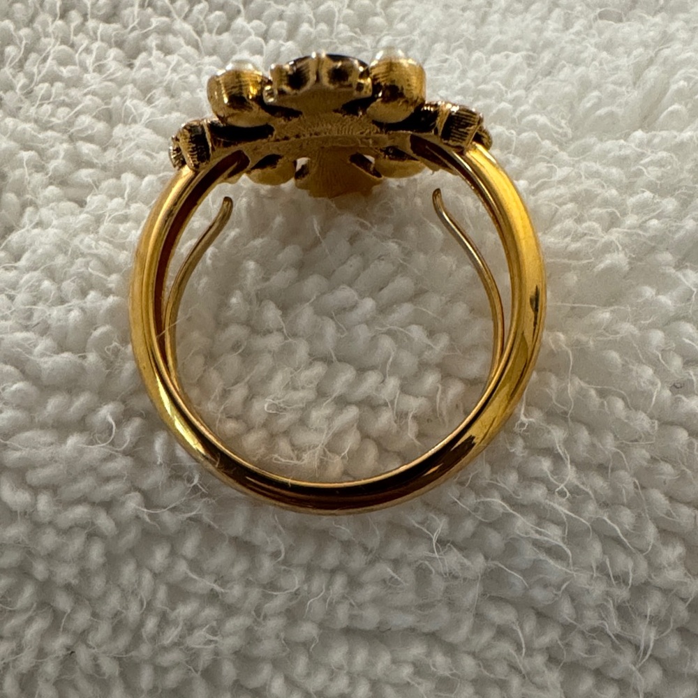Avon Gold Ring with Black and Pearl Details - Picture 4 of 6